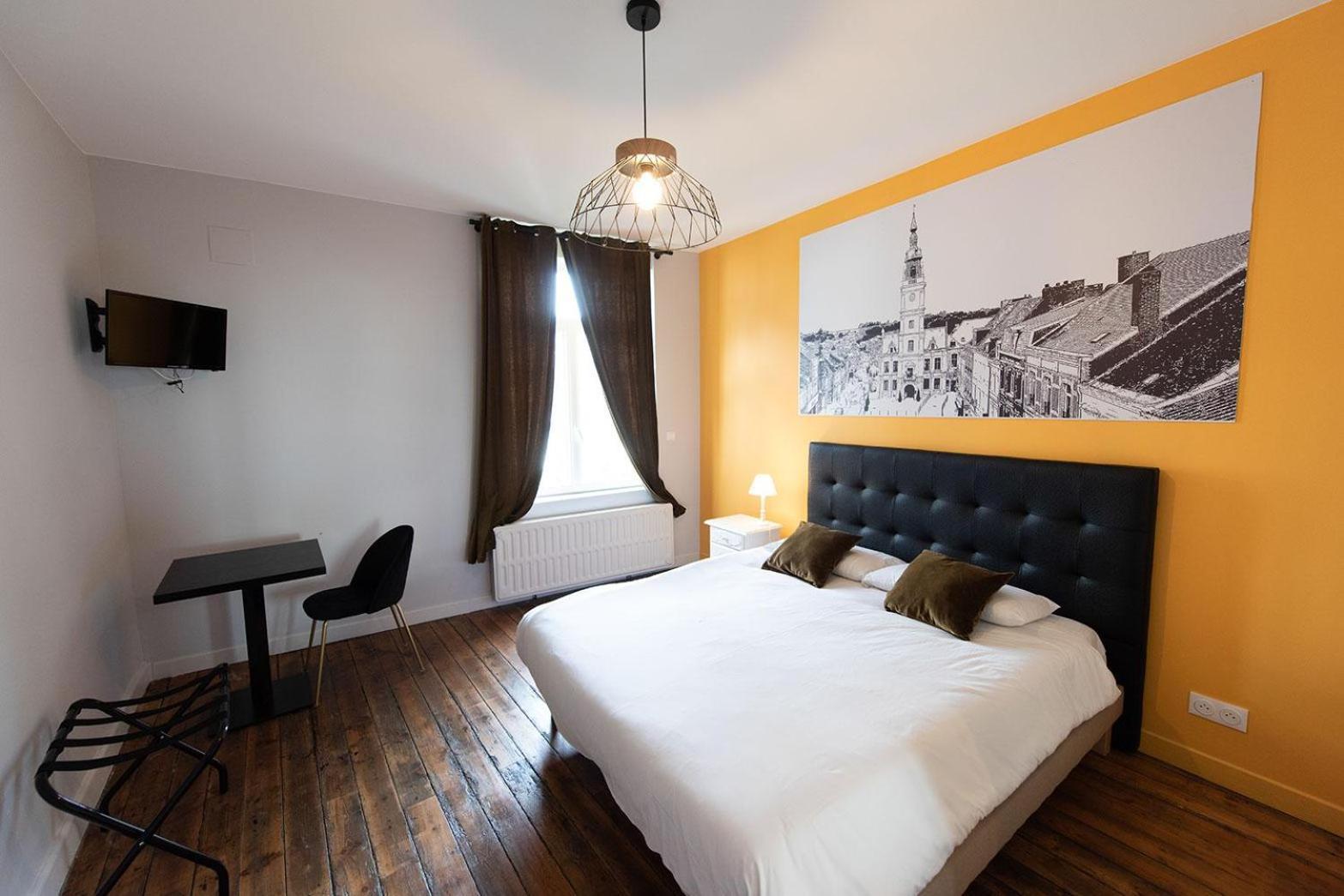 Logis - Hostellerie & Restaurant Du Marche Le Cateau-Cambresis Bagian luar foto
