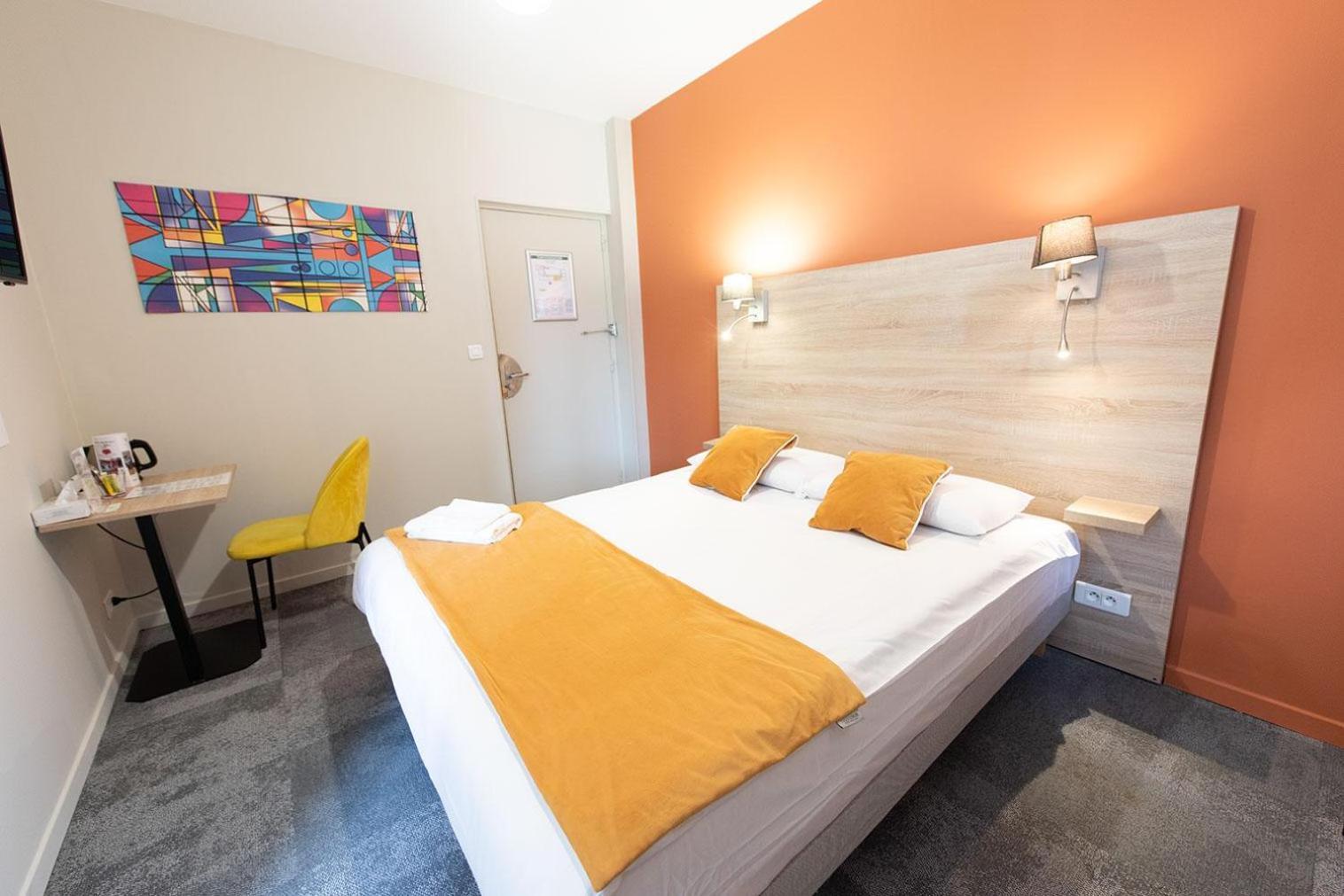 Logis - Hostellerie & Restaurant Du Marche Le Cateau-Cambresis Bagian luar foto