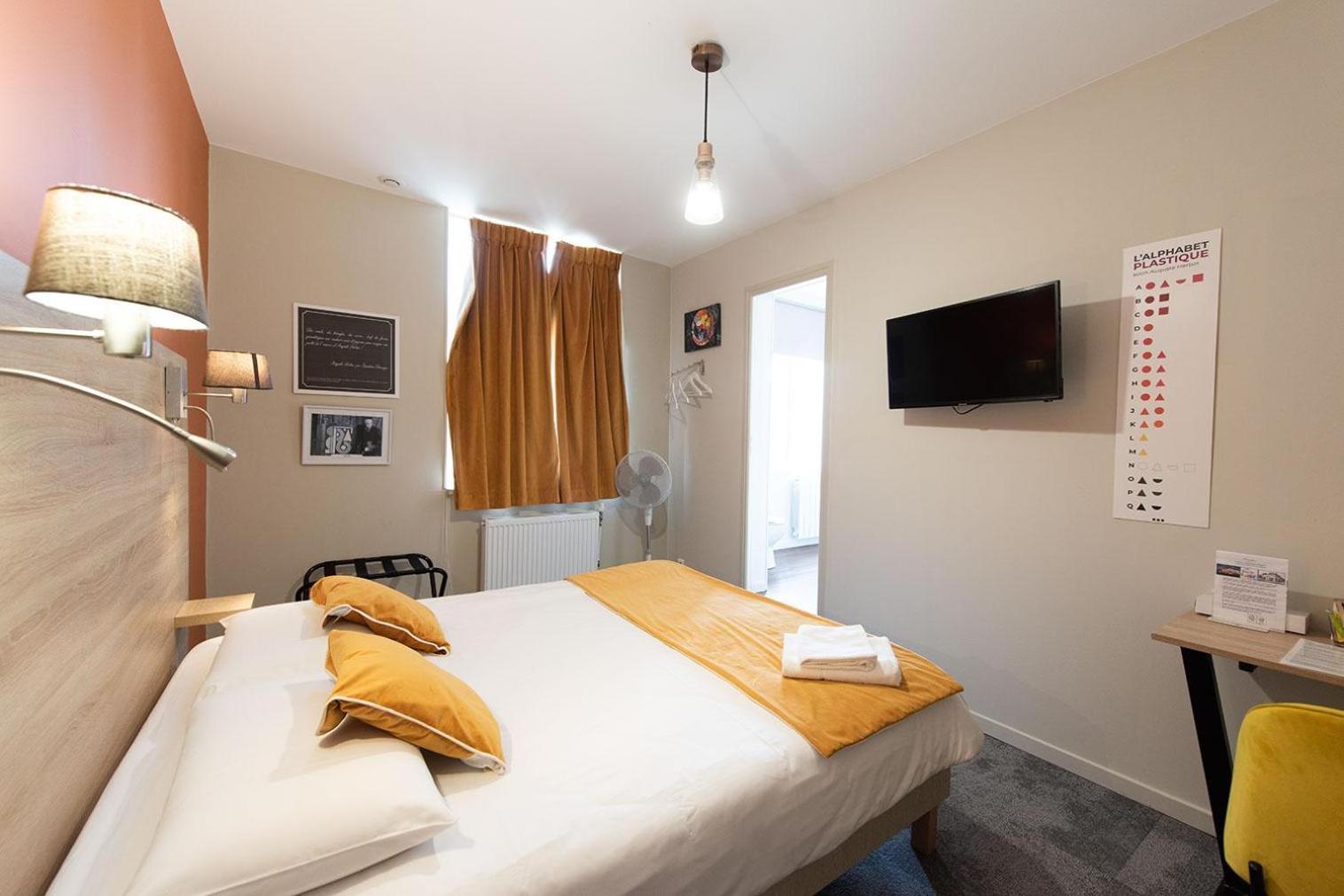 Logis - Hostellerie & Restaurant Du Marche Le Cateau-Cambresis Bagian luar foto
