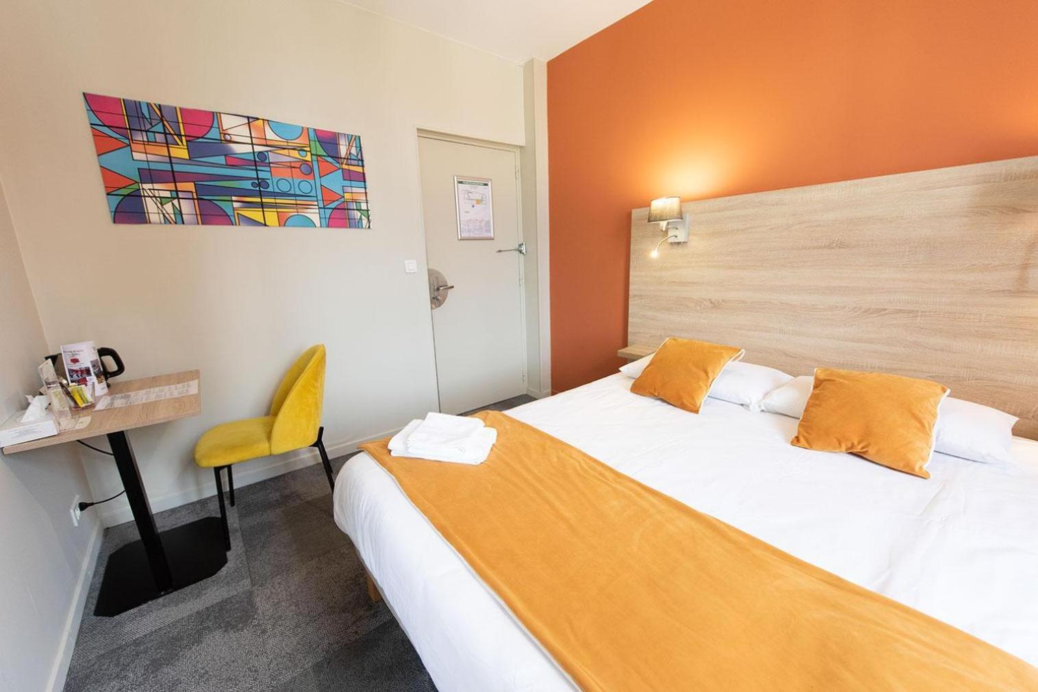 Logis - Hostellerie & Restaurant Du Marche Le Cateau-Cambresis Bagian luar foto