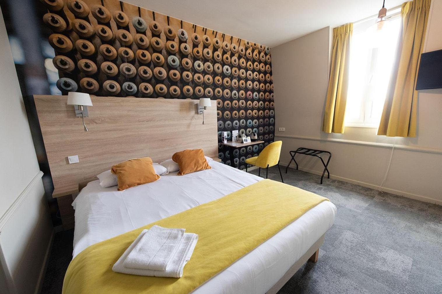 Logis - Hostellerie & Restaurant Du Marche Le Cateau-Cambresis Bagian luar foto