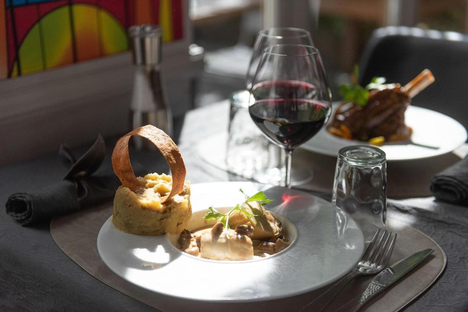 Logis - Hostellerie & Restaurant Du Marche Le Cateau-Cambresis Bagian luar foto
