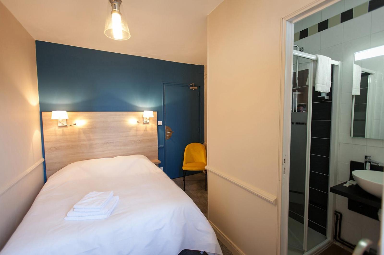 Logis - Hostellerie & Restaurant Du Marche Le Cateau-Cambresis Bagian luar foto