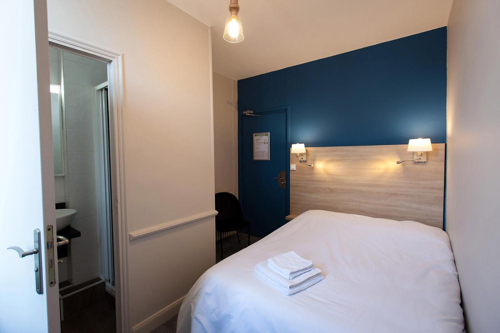 Logis - Hostellerie & Restaurant Du Marche Le Cateau-Cambresis Bagian luar foto